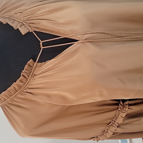 🆕️ Week & Ruffle Satin Like Top - Picture 2 of 6